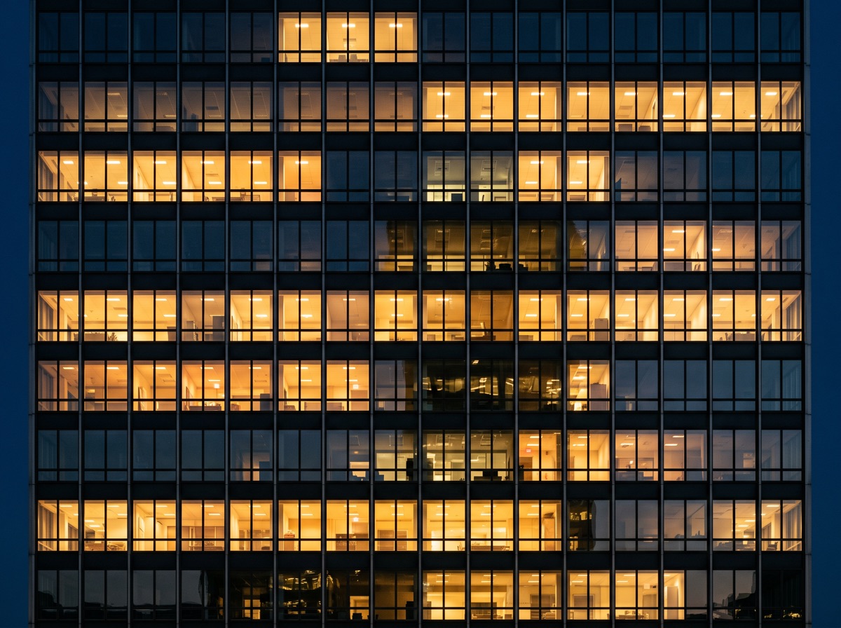 Façade d'immeuble moderne à la nuit tombante